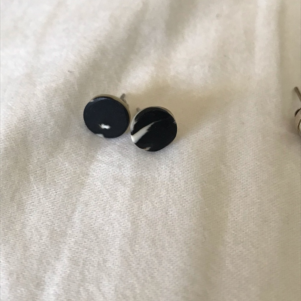Handmade shell stud earrings - Picture 3 of 3